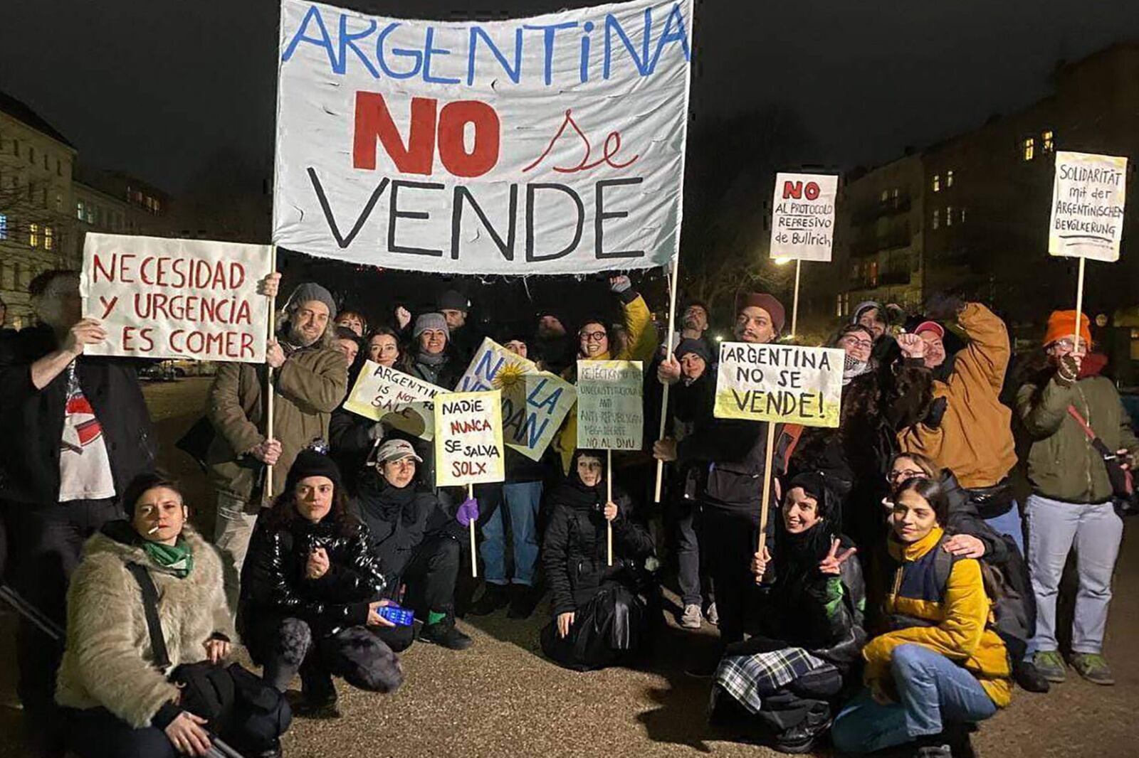 Movilización contra el DNU de Javier Milei en Berlín