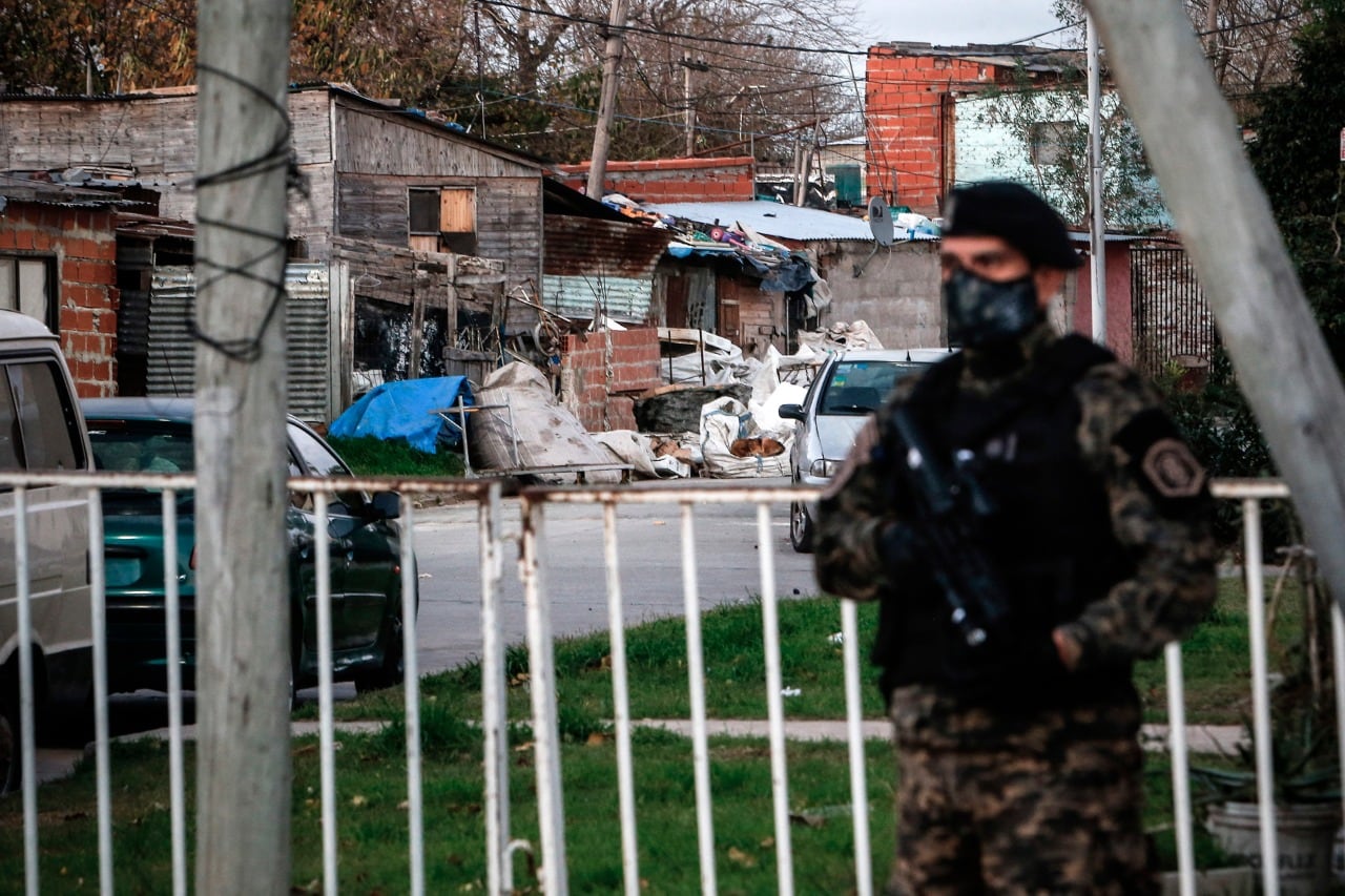 Tras dos semanas de confinamiento total, fue levantado el aislamiento que impedía a los vecinos de Villa Azul salir del barrio.