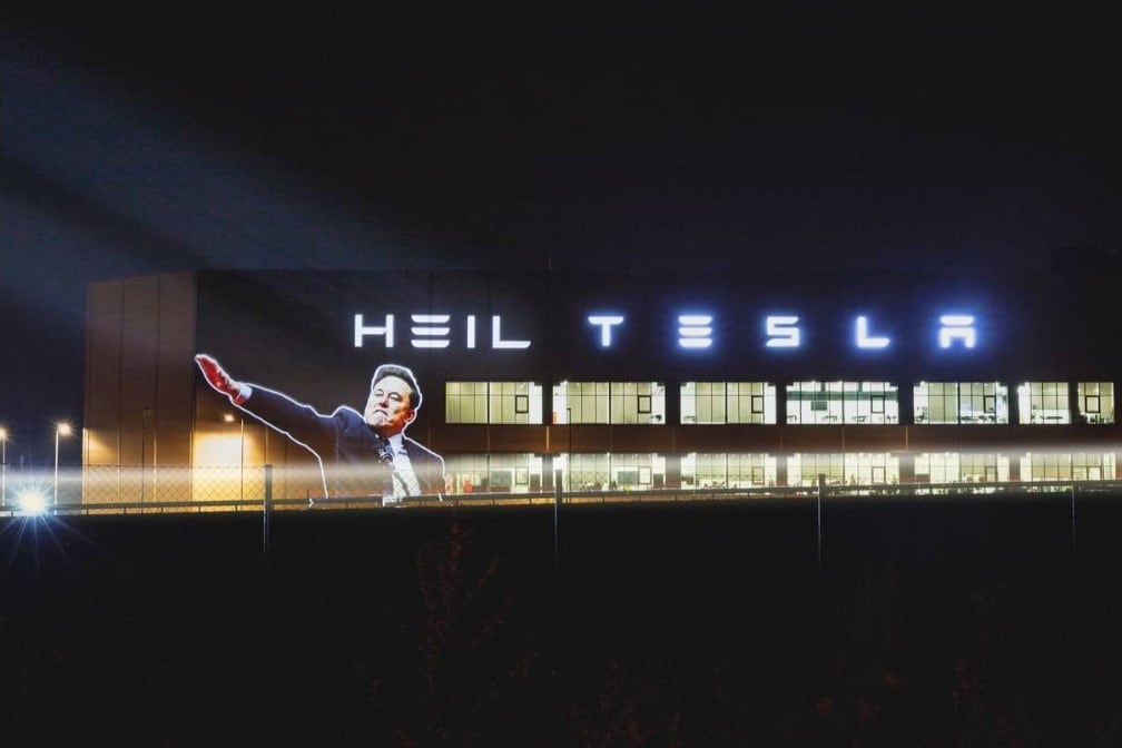 "Heil Tesla": proyectan la imagen del saludo nazi de Elon Musk sobre la sede de su fábrica en Berlín
