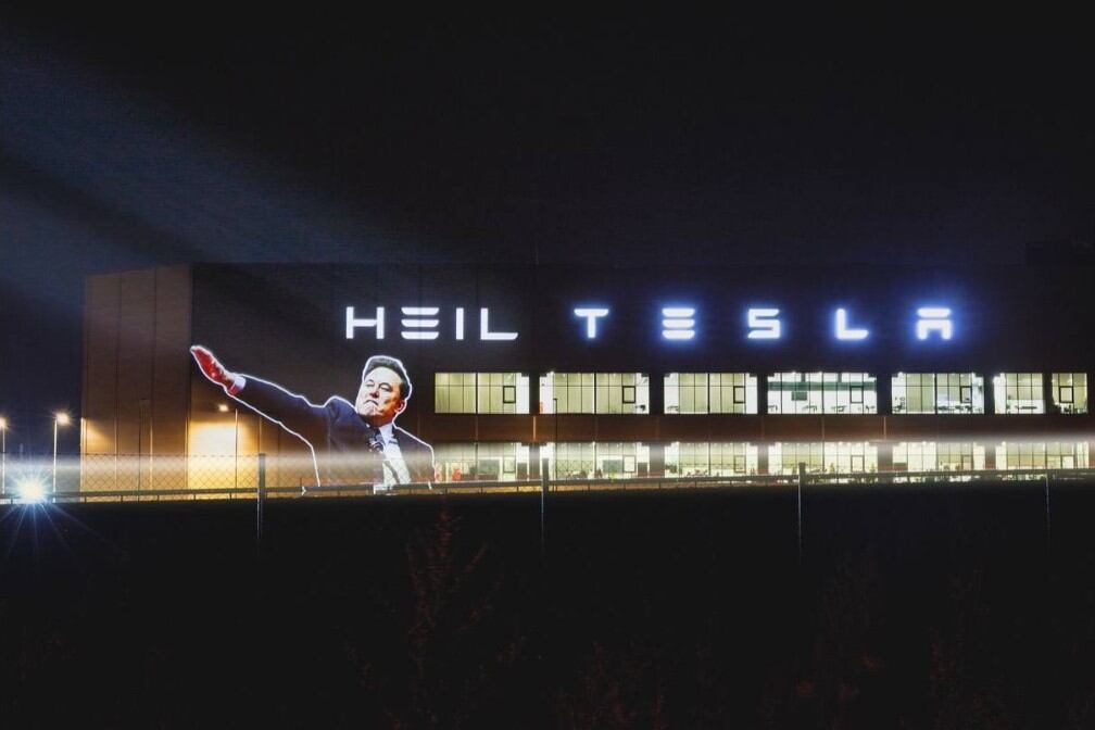 "Heil Tesla": proyectan la imagen del saludo nazi de Elon Musk sobre la sede de su fábrica en Berlín