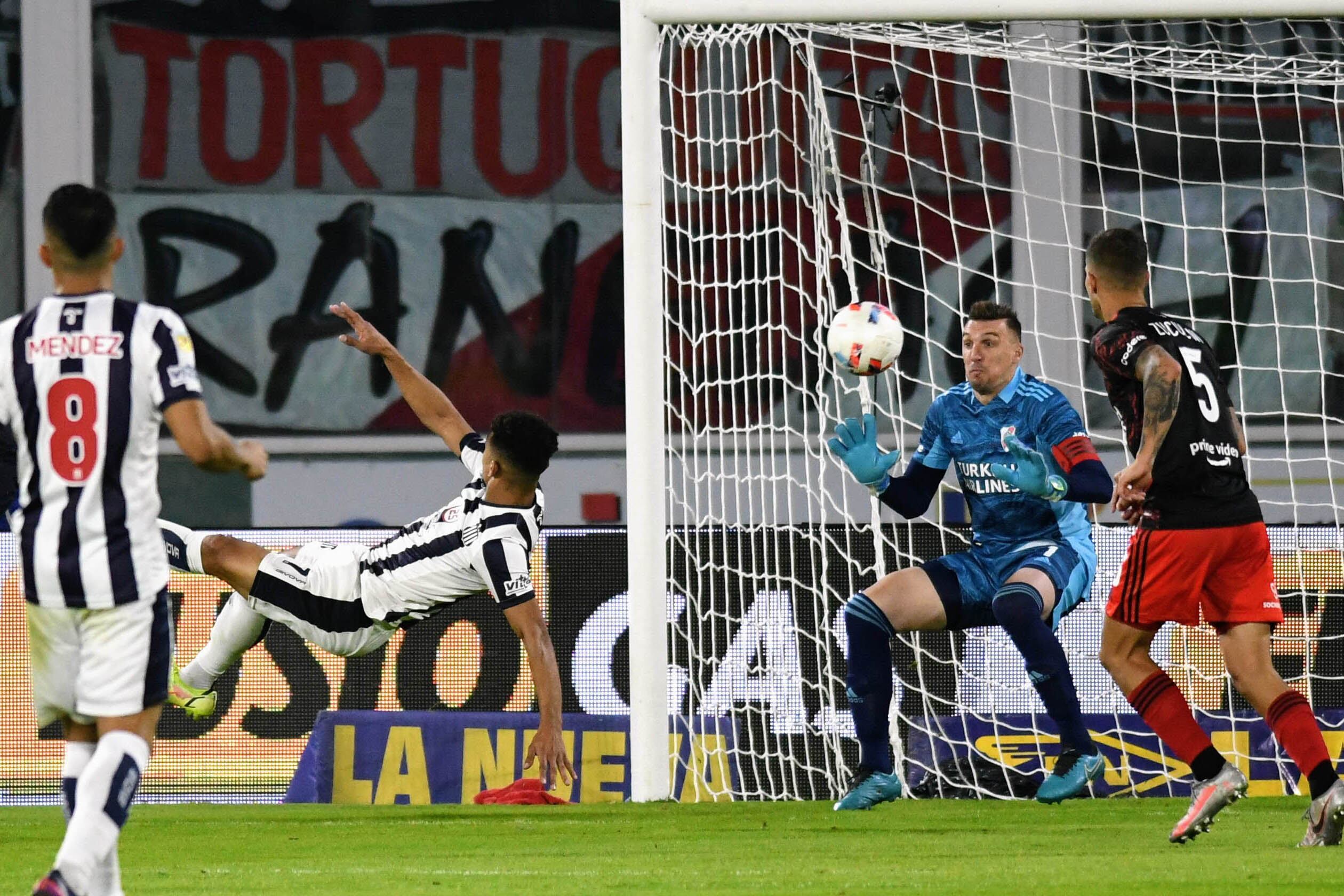 Valoyes voló y desorientó a Armani, quien quedó casi clavado