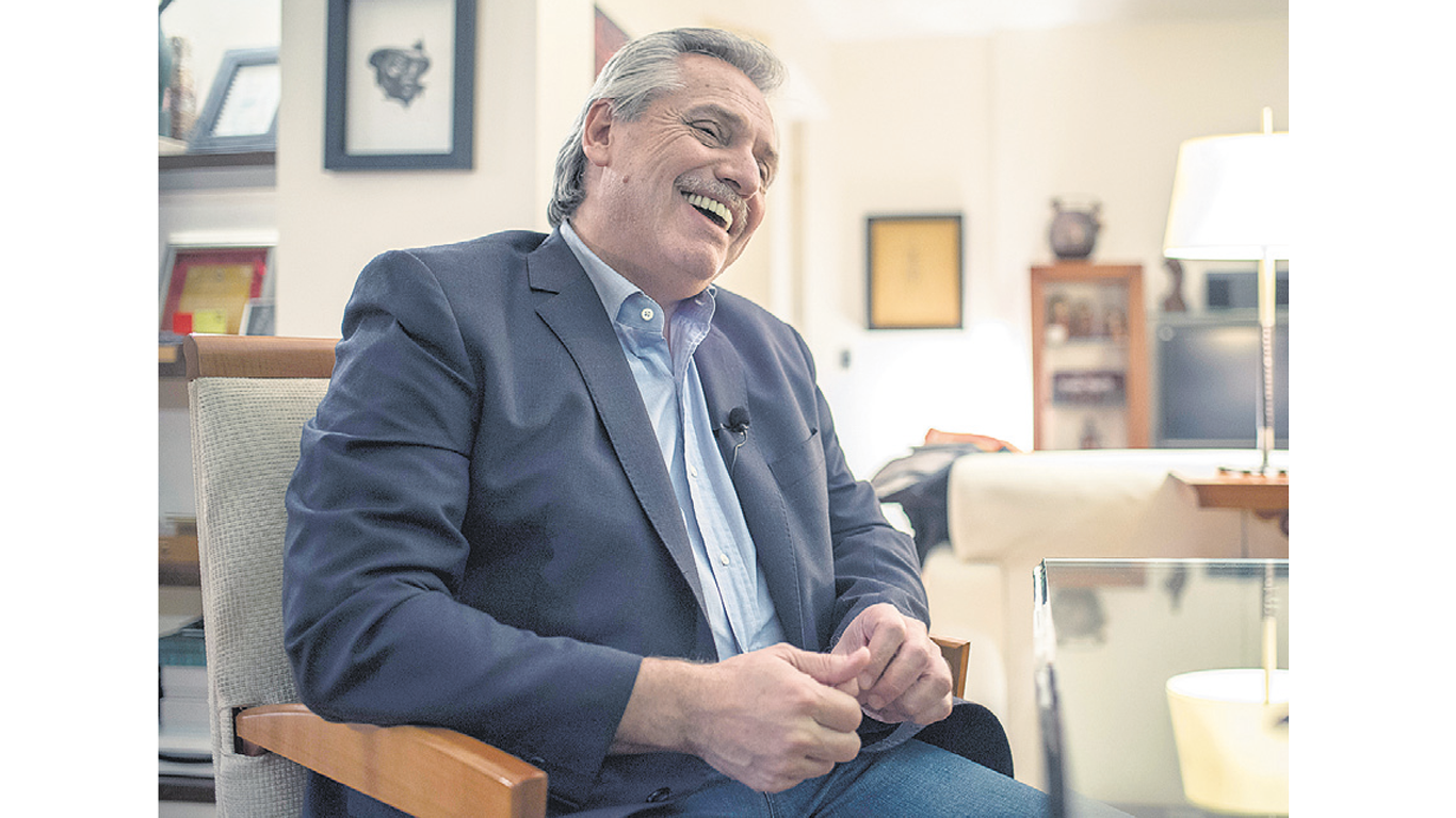 Fernández se sacó fotos a la salida de la entrevista radial de este sábado.