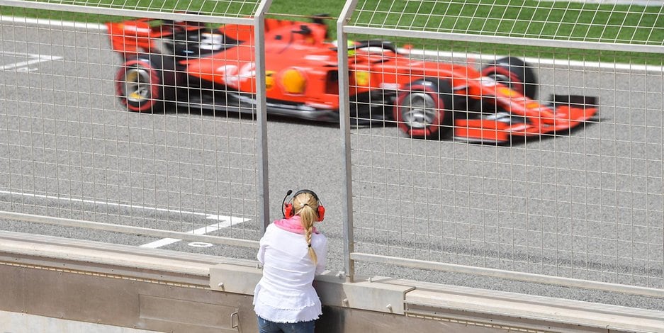 Los ensayos de Mick Schumacher fueron seguidos por su madre desde el borde de la pista.