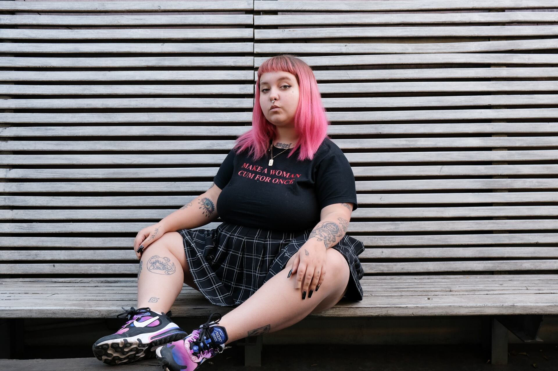 El título de su disco, uwu, representa cómo su música combina ternura, timidez y gusto por la cultura asiática y de internet