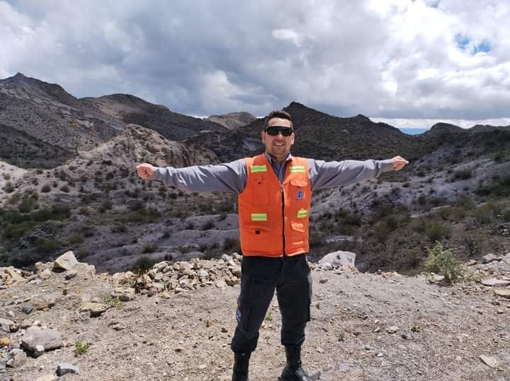 Olas es guardia de seguridad en una mina.