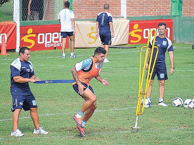 Cocca, DT de Racing, dirige el entrenamiento.