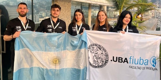 Catalina Montes,Melanie Micheltorena Ibarra,Sofía Stratico, Stefano Saitta y Nicolás Laborde, competiran en Estados Unidos en el PetroBowl. (Foto: FIUBA)