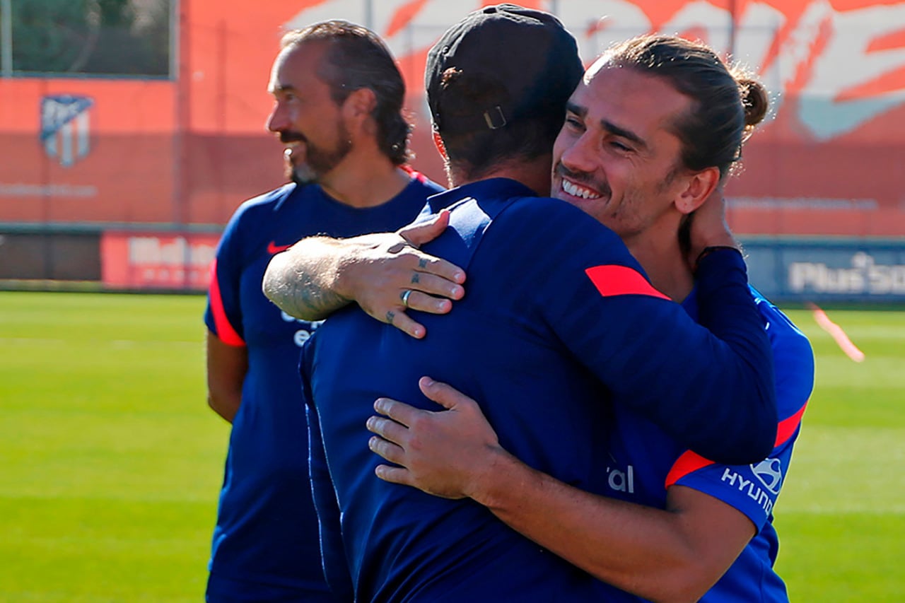 El abrazo de Griezmann con el Cholo Simeone.