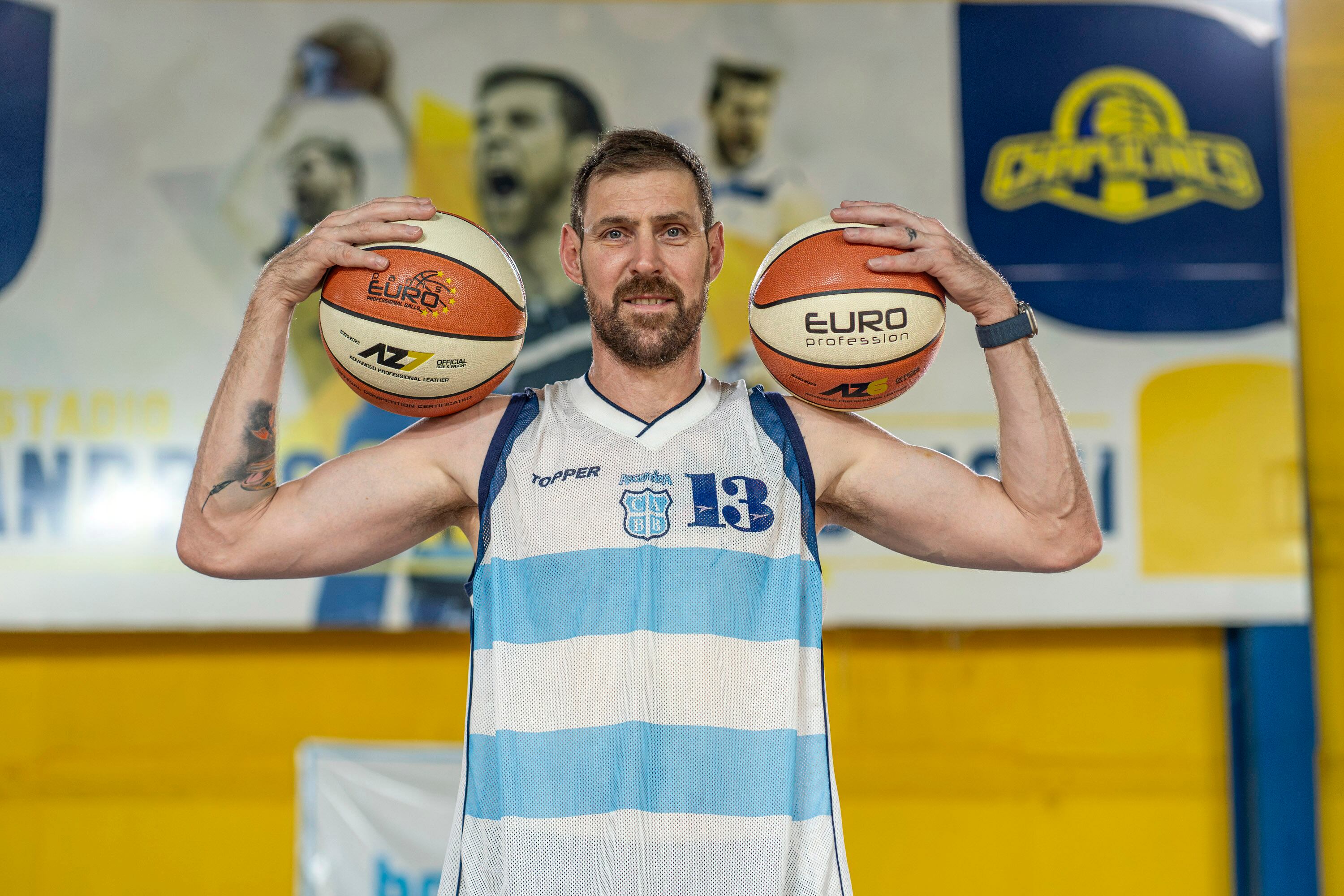 El Chapu Nocioni en el estadio que lleva su nombre, en el club de su infancia