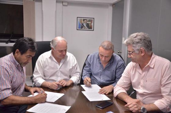 El ministro Cánepa (segundo de la izquierda) en la firma con representantes gremiales. 