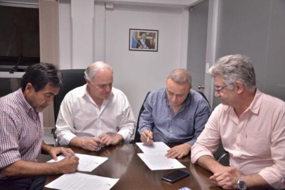 El ministro Cánepa (segundo de la izquierda) en la firma con representantes gremiales.