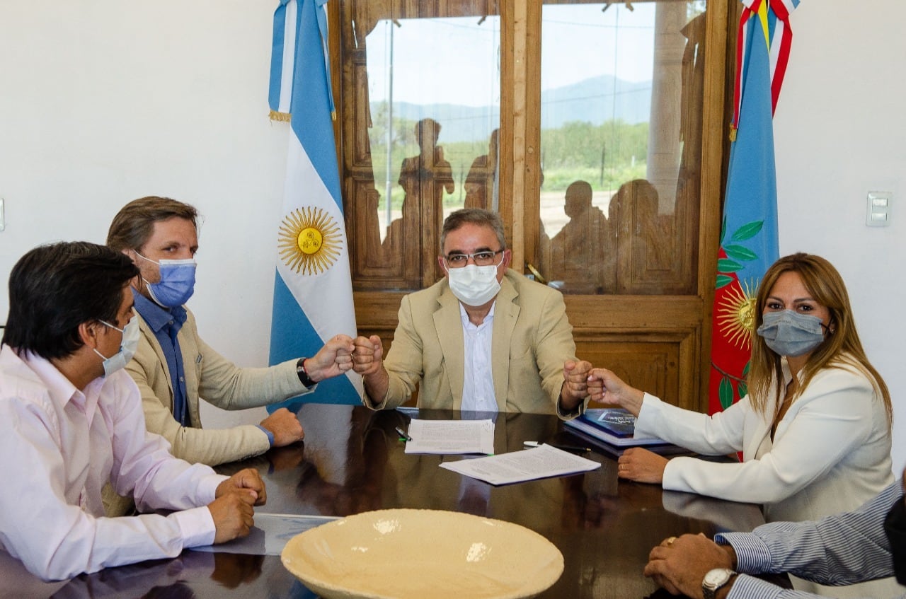 Acuerdo: el Gobernador de Catamarca junto a Tomás De Pablo de Liex y la intendenta Roxana Paulón,
