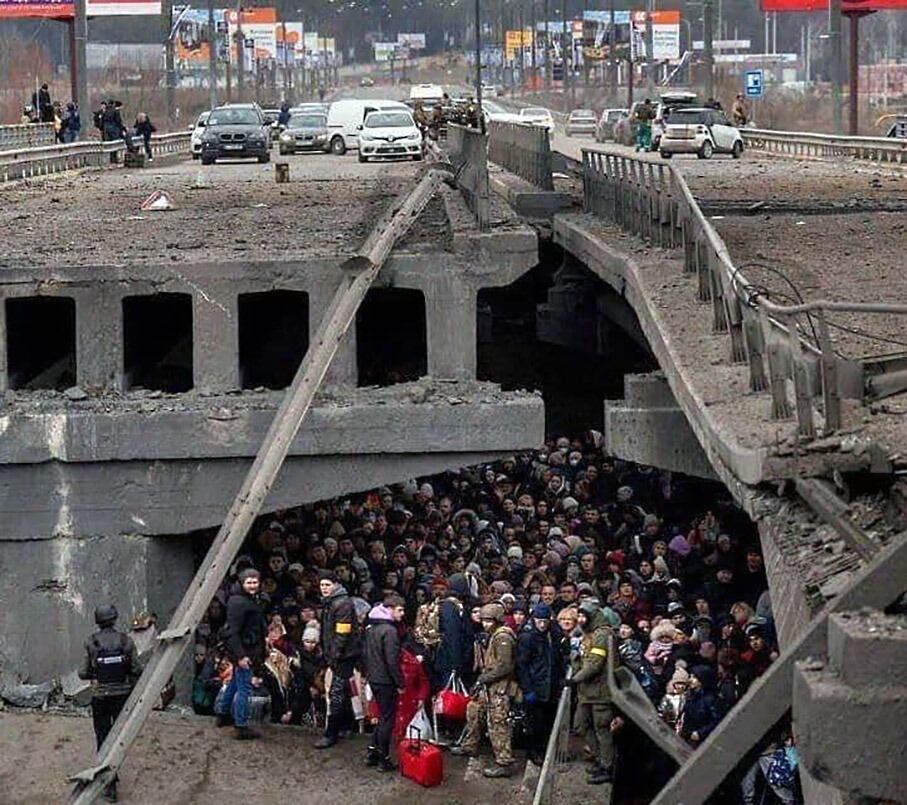 Cientos de ucranianos se esconden bajo las ruinas del puente en la ciudad de Irpim, Ucrania.