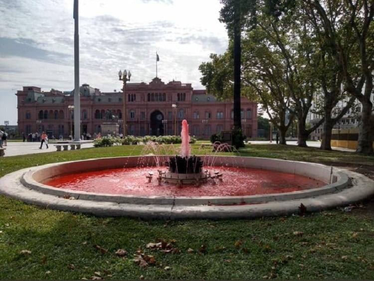 Así se vieron dos fuentes de Plaza de Mayo en las primeras horas de este sábado.