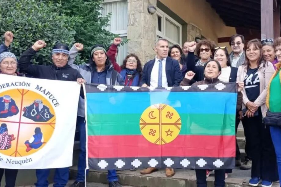 Parte de la comunidad mapuche Paicil Antriao tras conocerse el fallo.