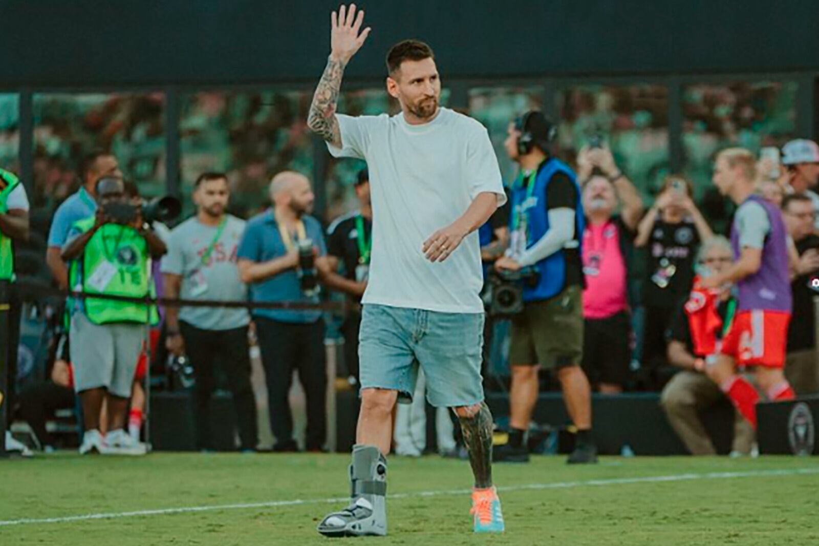 Messi pasó a saludar a los hinchas del Miami y luego se fue de vacaciones.