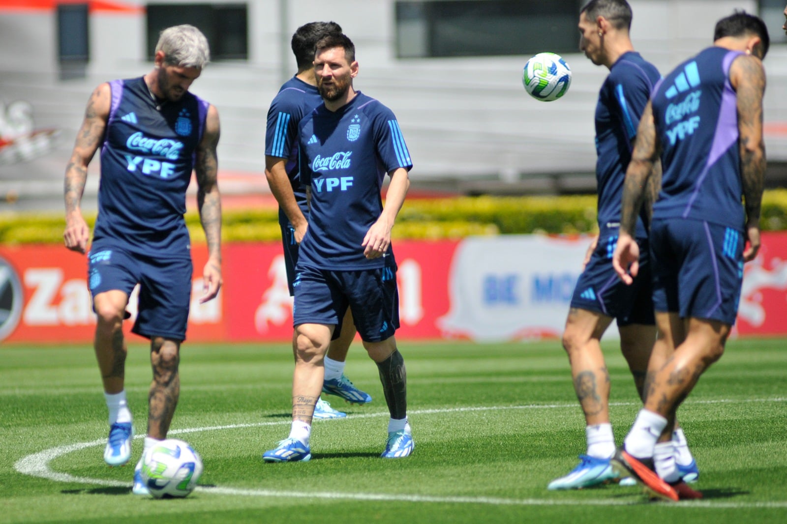 La Selección se entrenó en Ezeiza antes de viajar