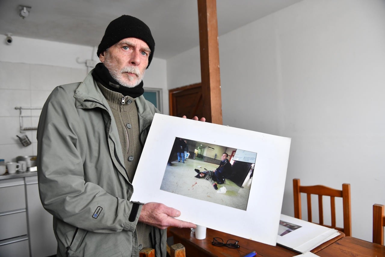 Kowalewski muestra una de las imágenes que tomó aquel 26 de junio de 2002. 