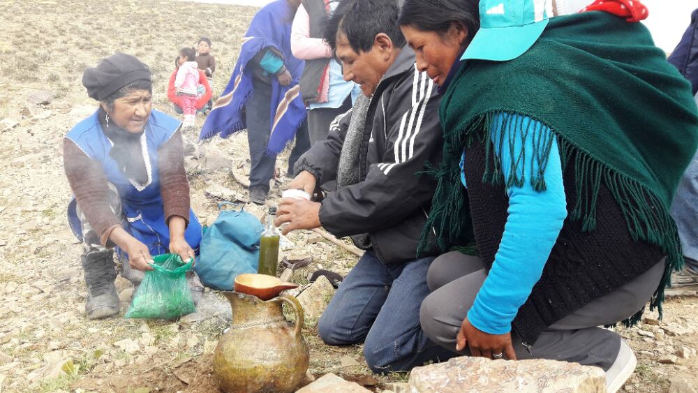 La hoja de coca se usa en ceremonias a la Pachamama 