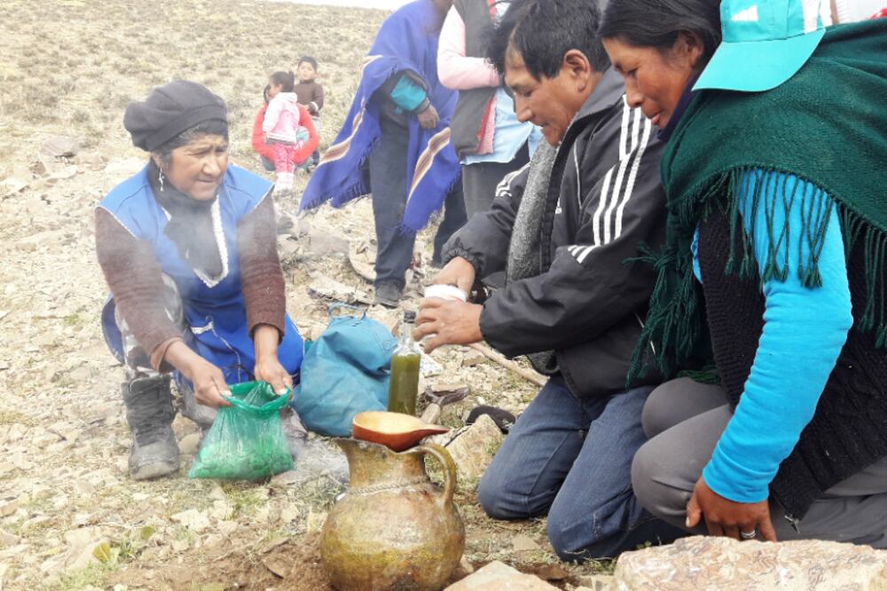 La hoja de coca se usa en ceremonias a la Pachamama