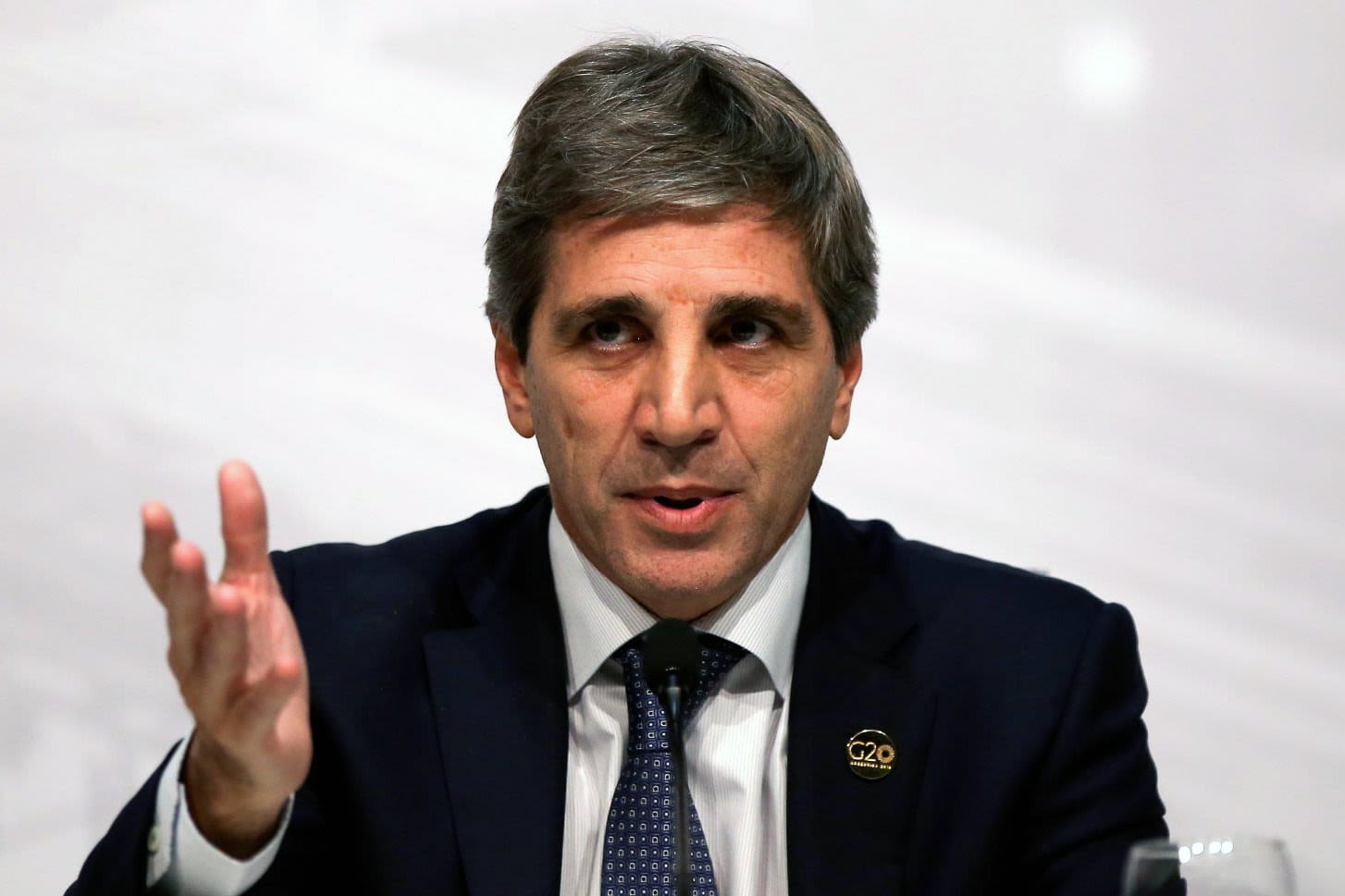 Luis Caputo, exultante. "Deberían pedir disculpas los que hablaron de devaluación"