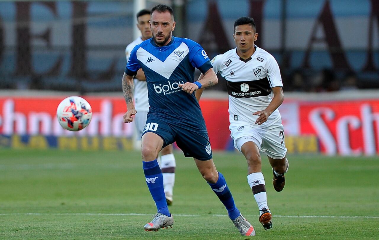 Mancuello es perseguido por Gómez. Platense venció sobre el final a Vélez