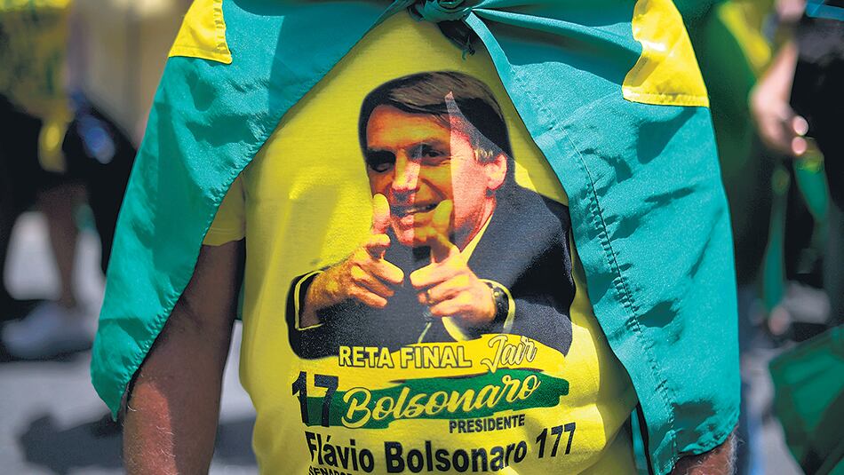 Un seguidor de Bolsonaro lleva una remera con la cara del candidato en uno de los actos se apoyo en Río.
