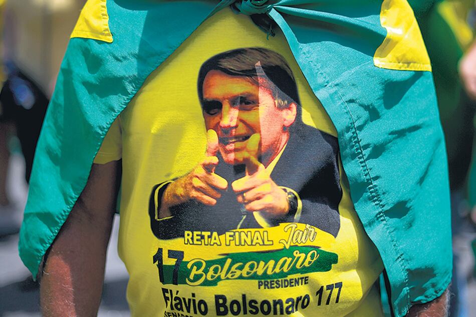 Un seguidor de Bolsonaro lleva una remera con la cara del candidato en uno de los actos se apoyo en Río.
