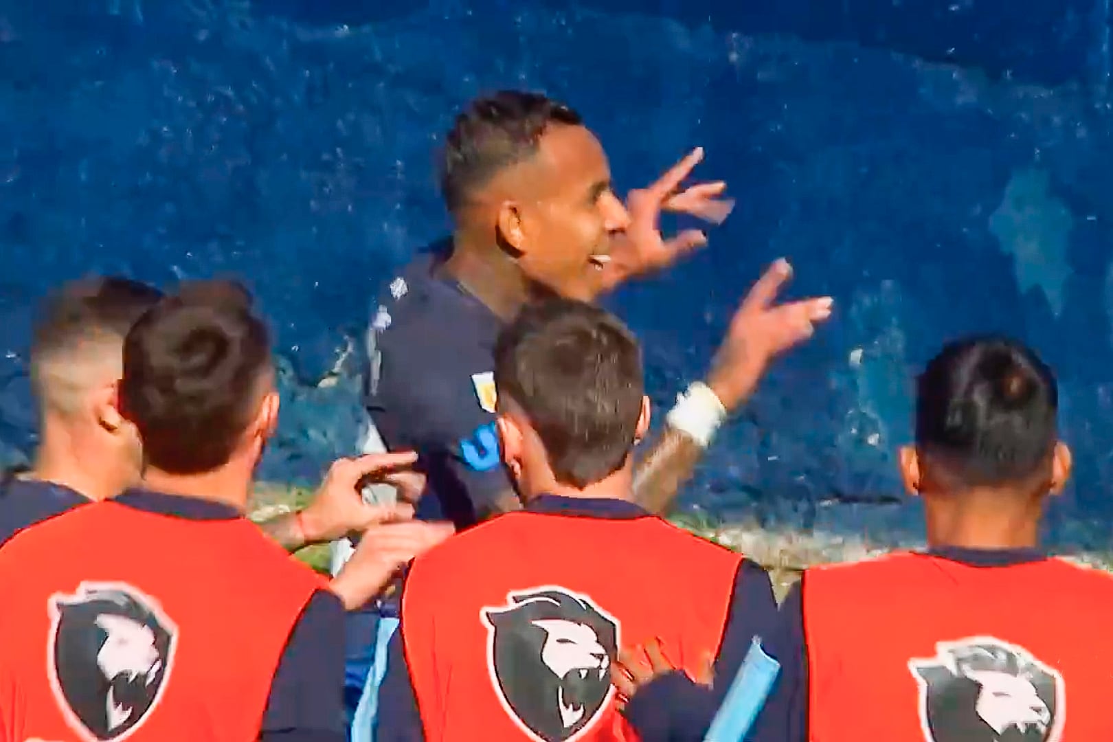 Villa celebra su gol, el primer desde que regresó a Argentina