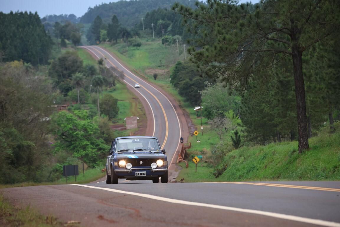El Fiat 128 de 1975 de Andrés Castelli y Julián Quatrocchi sobre las sierras misioneras