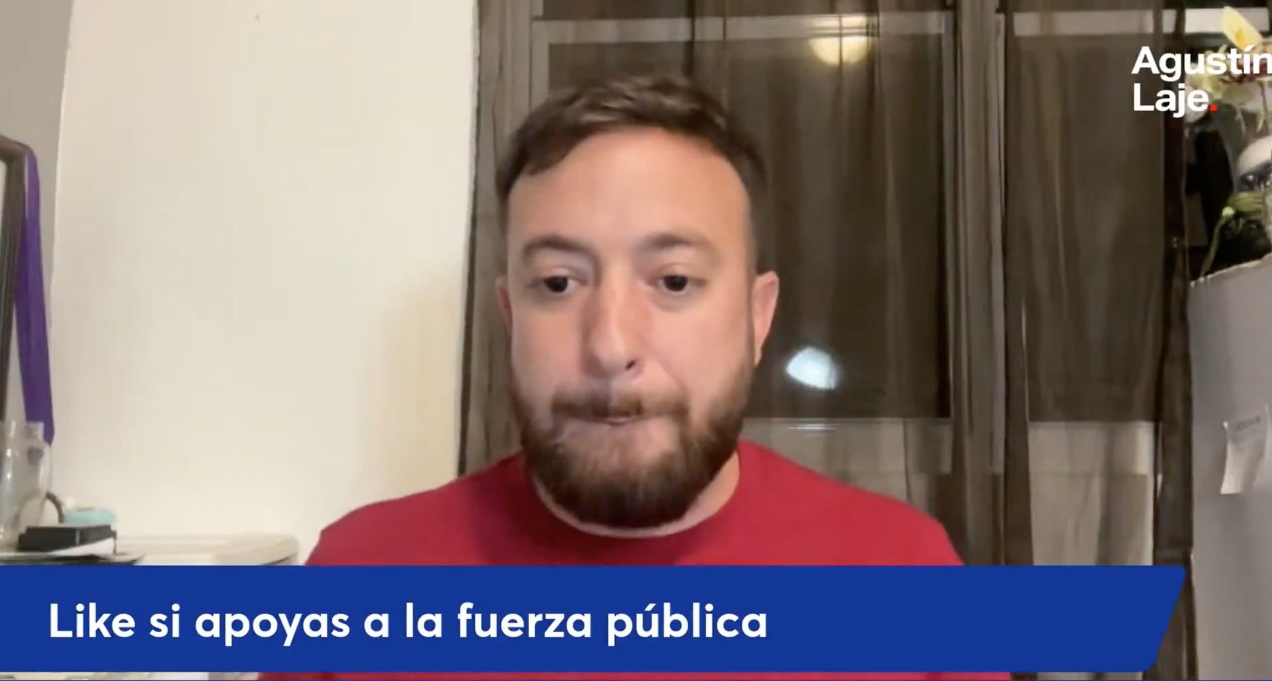 Agustín Laje en su vivo de X, cosechando likes para la represión estatal.