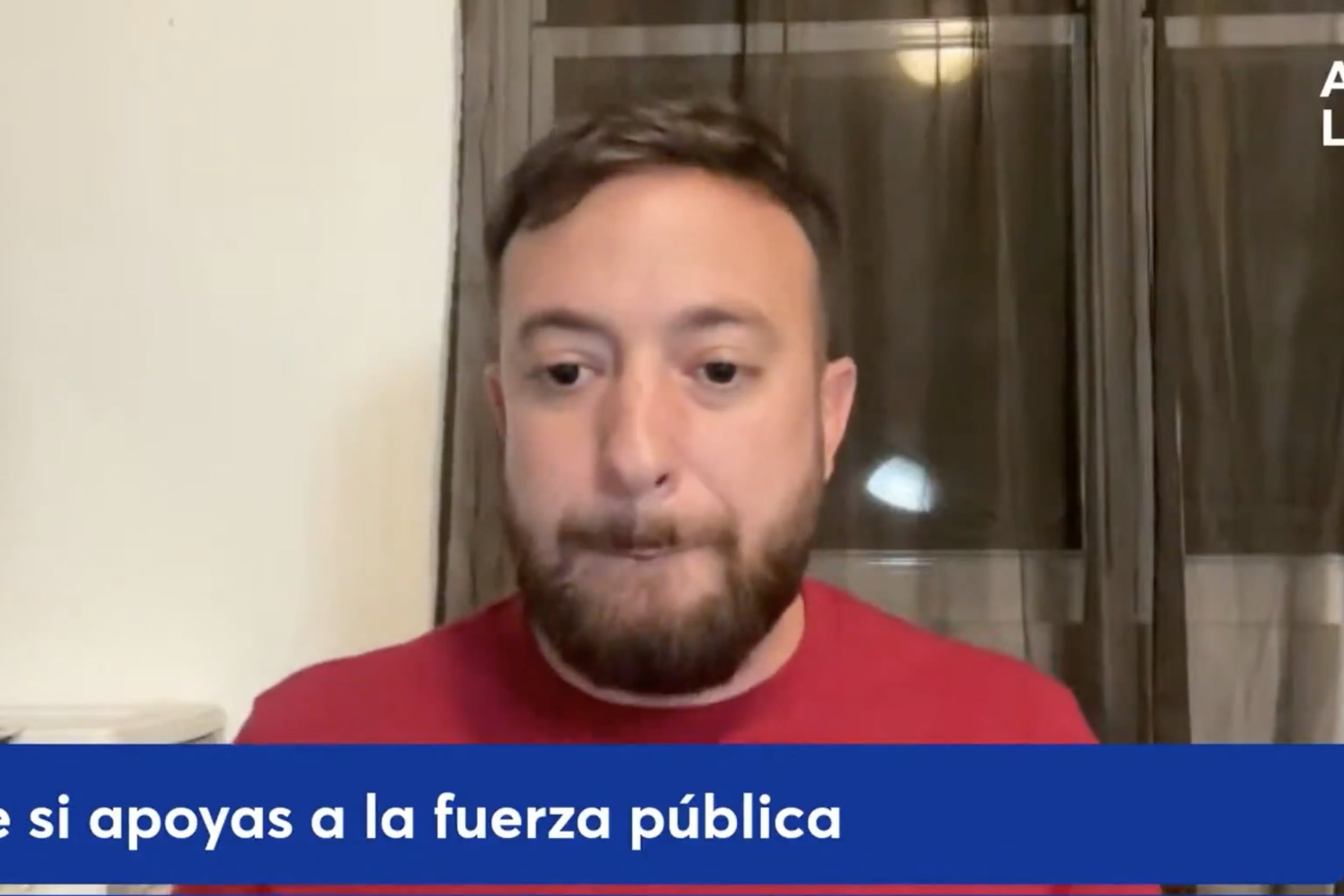 Agustín Laje en su vivo de X, cosechando likes para la represión estatal.