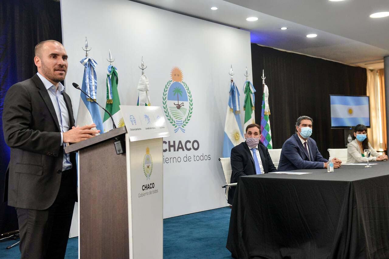 El ministro de Economía, Martín Guzmán, en el Chaco luego de afirmar que "el rumor es falsa" sobre la estatización total de YPF.
