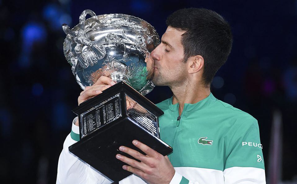 Nole levanta la Copa en Melbourne Park.