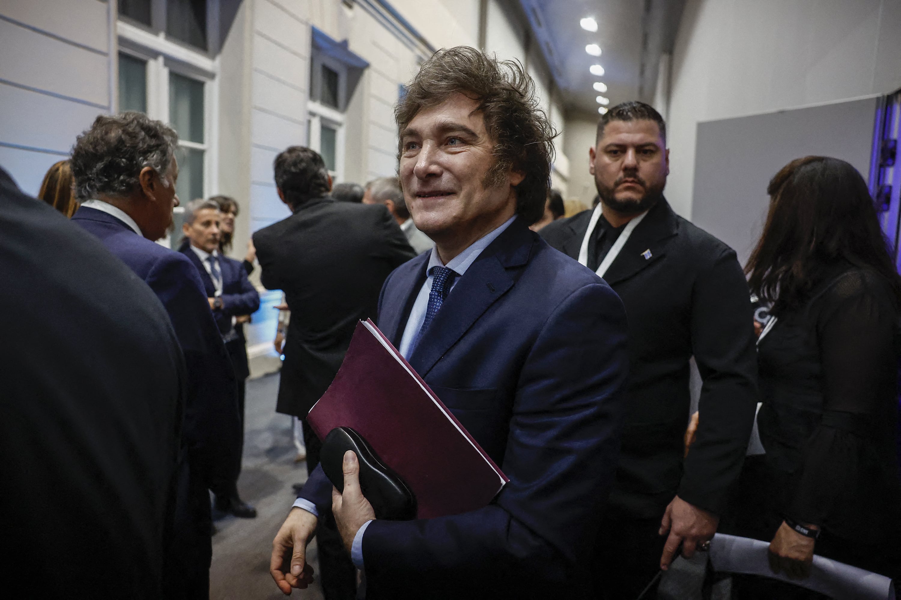 Las curiosas excusas que presentó Javier Milei para mudarse a un barrio privado.