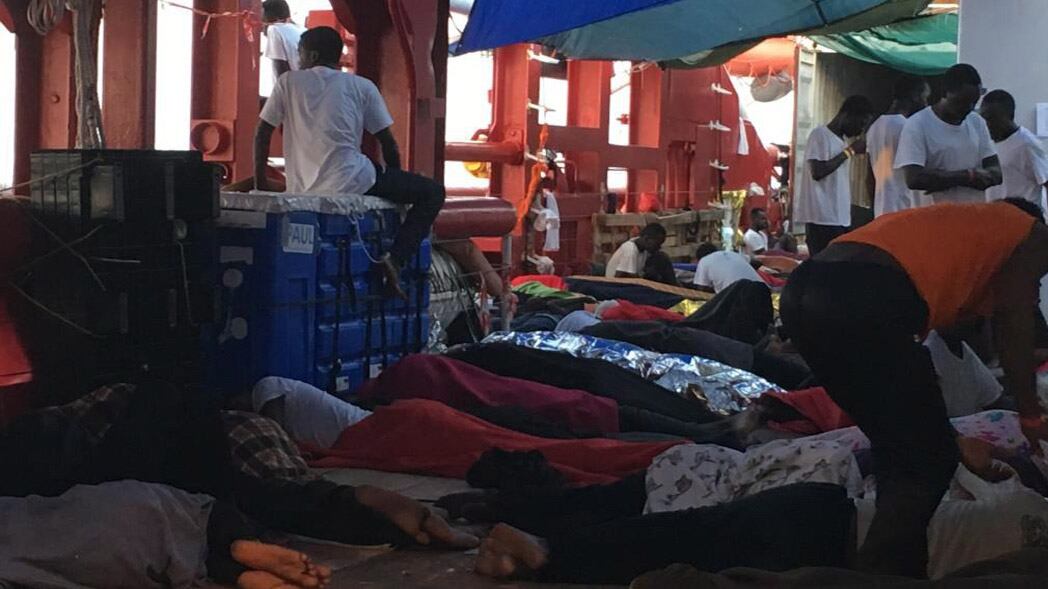 El hacinamiento en el Ocean Viking antes del desembarco en Malta.