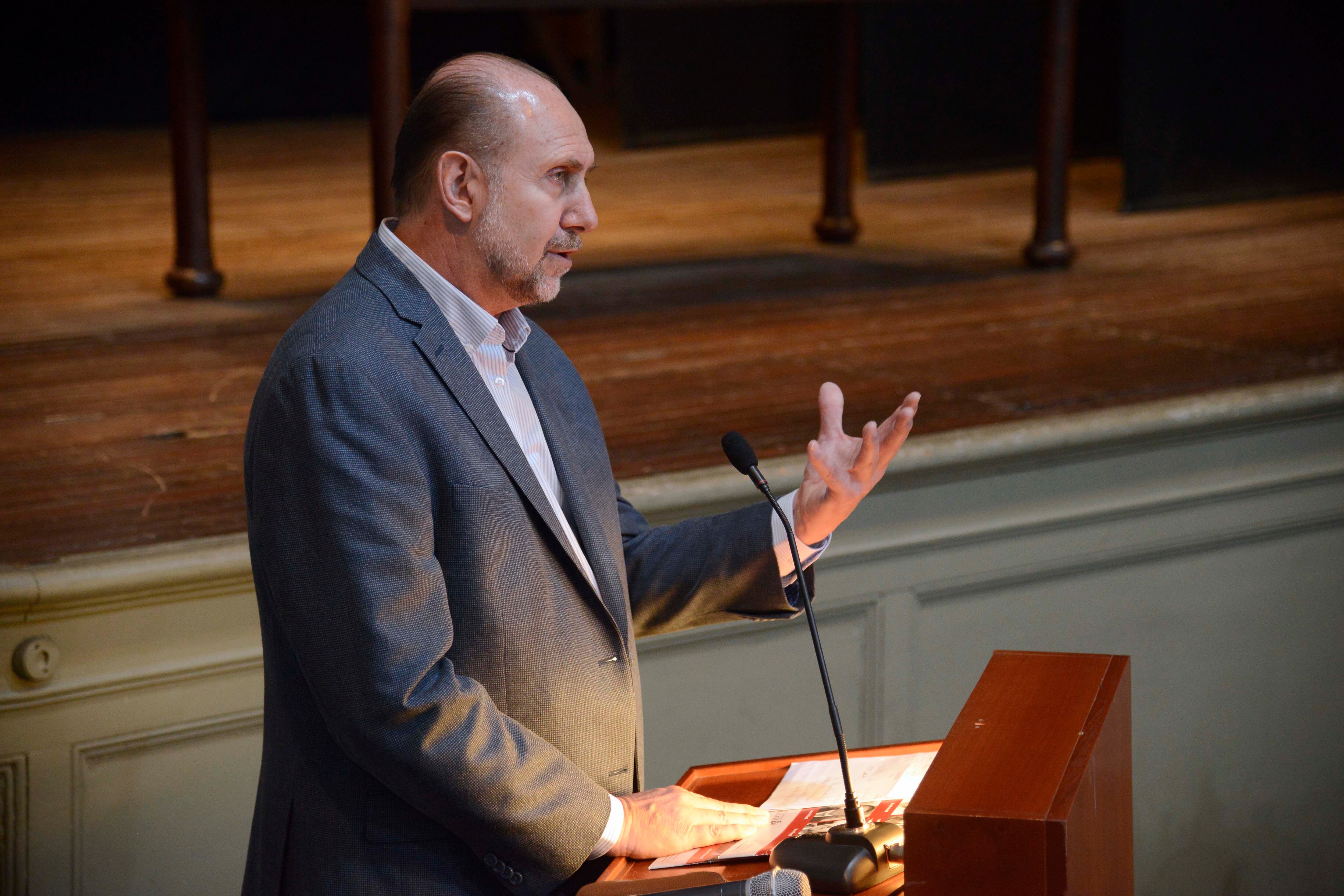 Perotti connota la posición del peronismo: "Consulta popular. No hay que temerle a la gente".