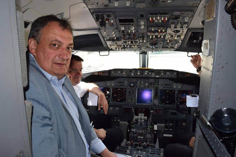 Gustavo Gennuso, intendente de Bariloche, en la cabina del único avión de Flybondi.