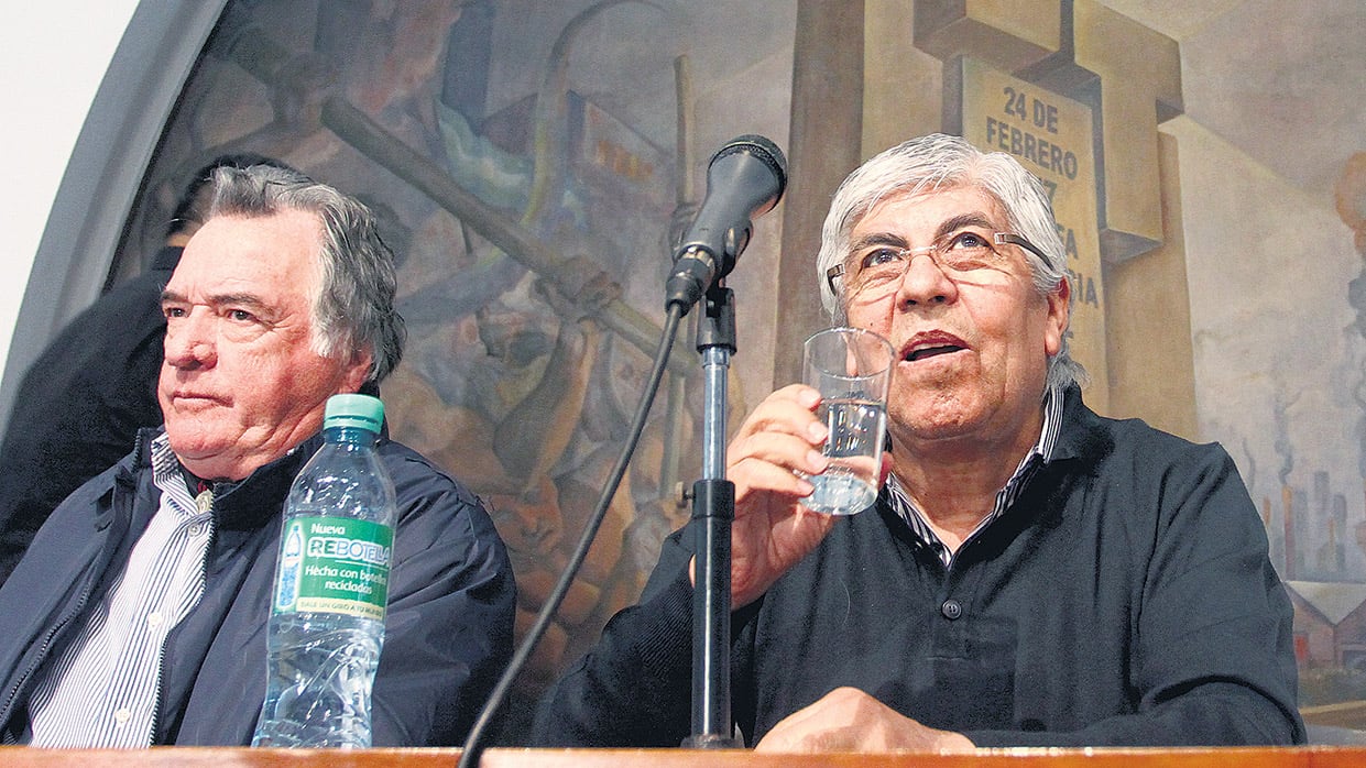 Hugo Moyano reapareció esta semana. A su derecha, su principal socio, el gastronómico Luis Barrionuevo.