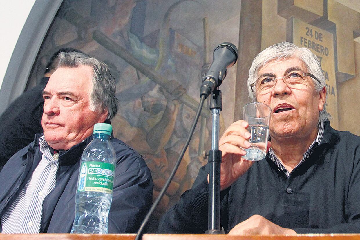 Hugo Moyano reapareció esta semana. A su derecha, su principal socio, el gastronómico Luis Barrionuevo.