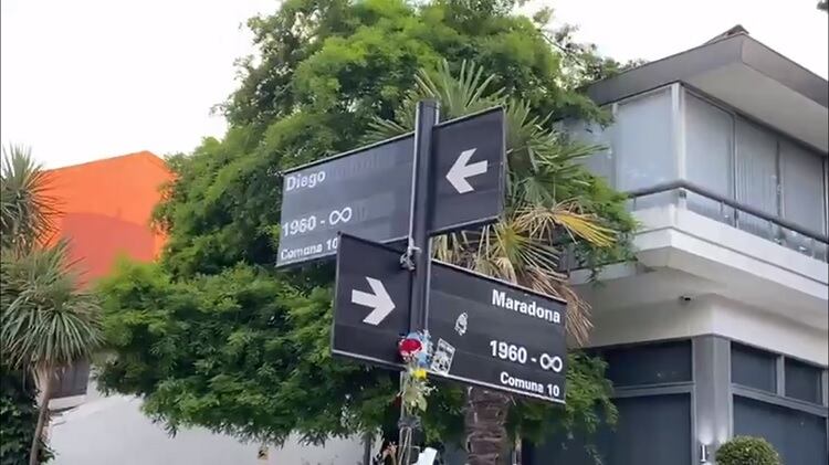 Así quedó la esquina de Villa Devoto después de la intervención en homenaje a Maradona. 
