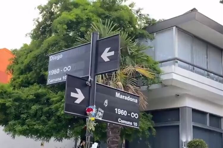 Así quedó la esquina de Villa Devoto después de la intervención en homenaje a Maradona.