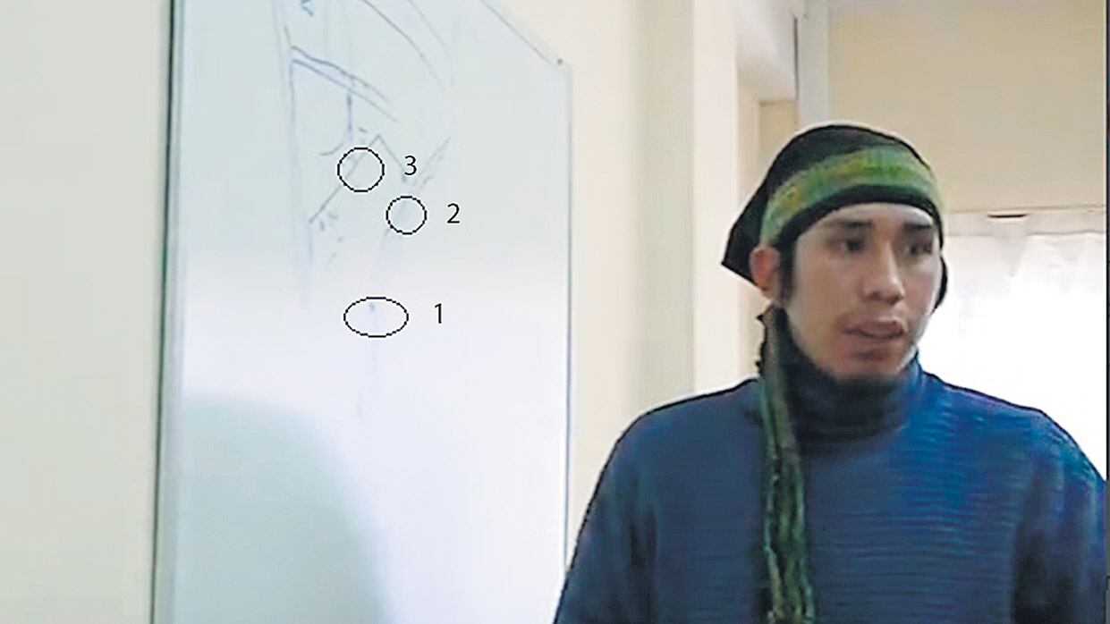 Matías Santana junto al croquis que hizo al brindar su declaración ante la Justicia.