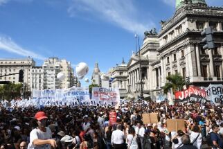 Los docentes marchan por Avenida Callao hasta el Palacio Pizzurno.