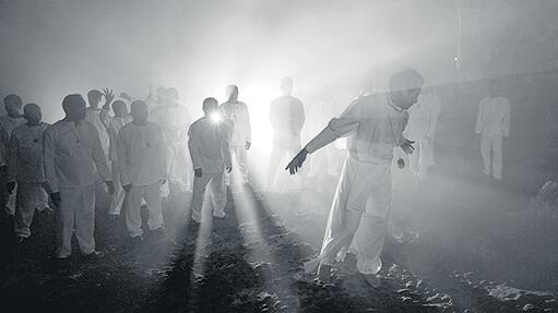 La fotografía en blanco y negro acentúa el carácter trágico