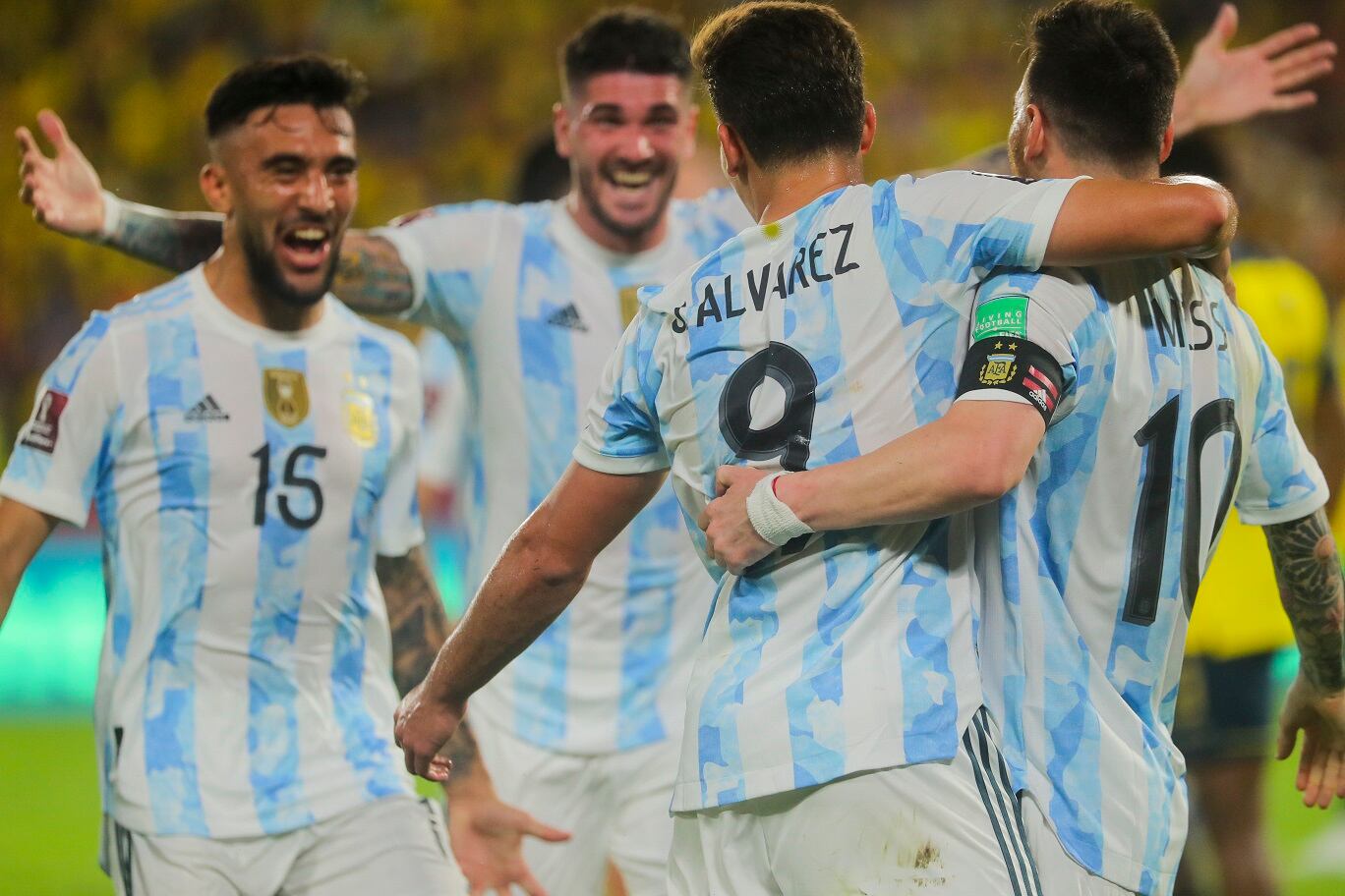 Festejo argentino tras el 1 a 0 parcial en Guayaquil. La historia terminó empatada