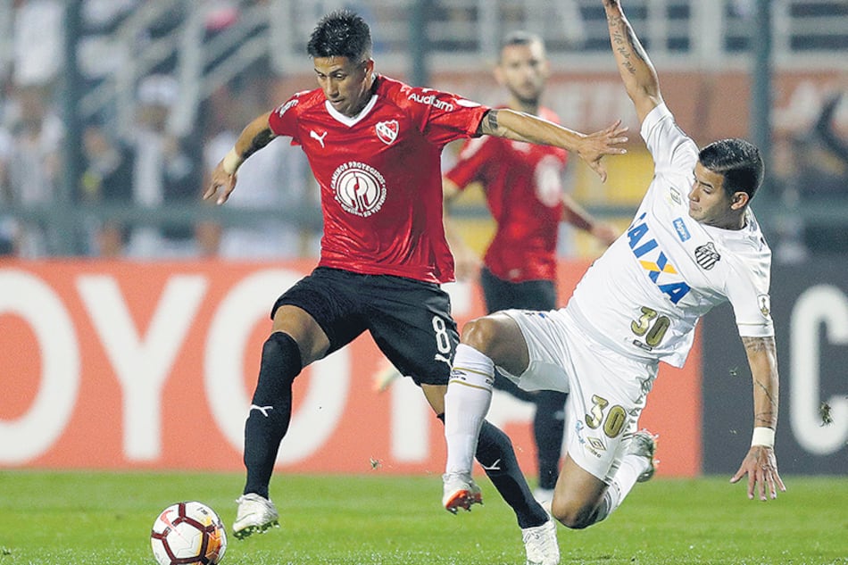 Maximiliano Meza en pugna por la pelota. El volante aportó su talento a cuentagotas.