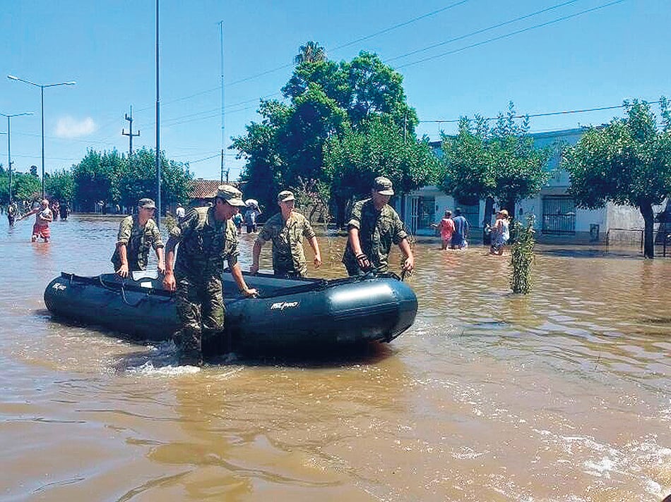 En La Emilia, partido de San Nicolás, los vecinos fueron evacuados en casi todo el pueblo.