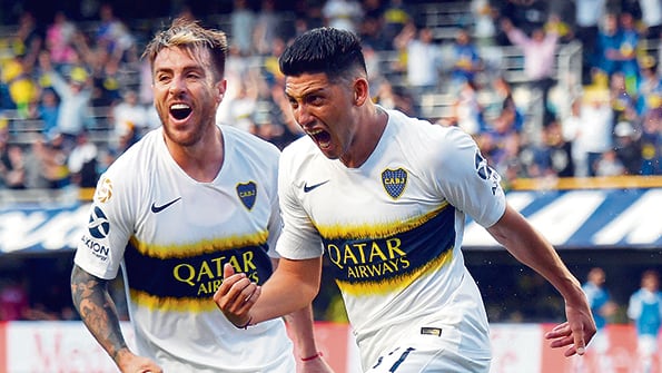 Buffarini y Espinoza festejan el único gol del partido, a los 81.