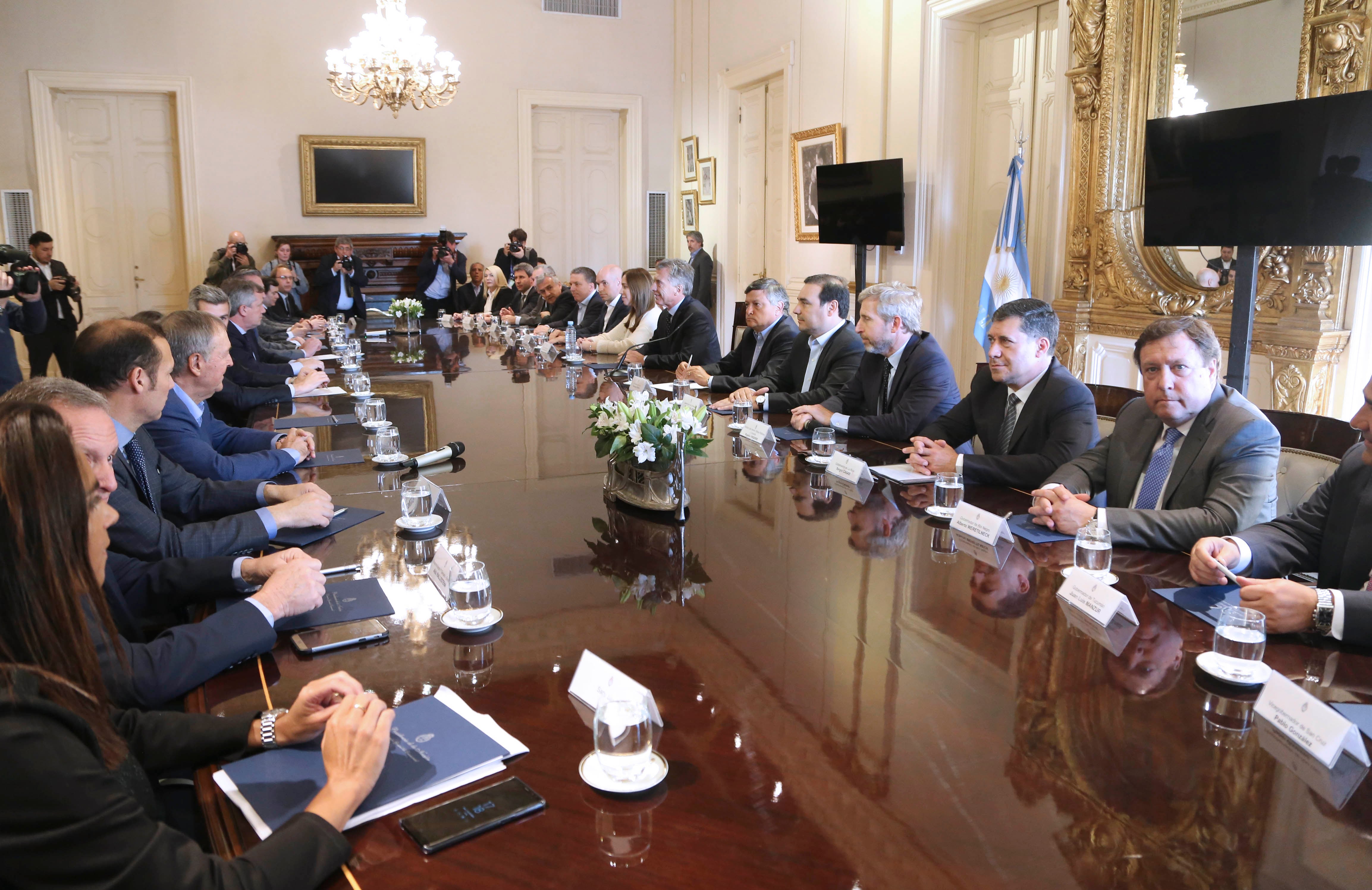 Saglione se sentó a la diestra del pampeano Carlos Verna y del puntano Alberto Rodríguez Saá.